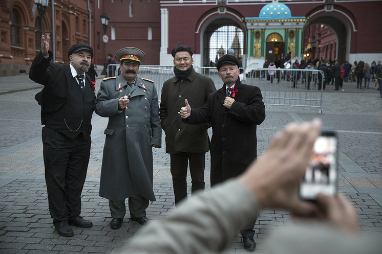 Турист из Китая фотографируется с двойниками Ленина и Сталина на Красной Площади                        </span>