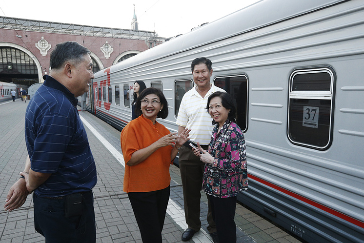 Туристы у поезда, следующего по маршруту Москва - Пекин, на Казанском вокзале