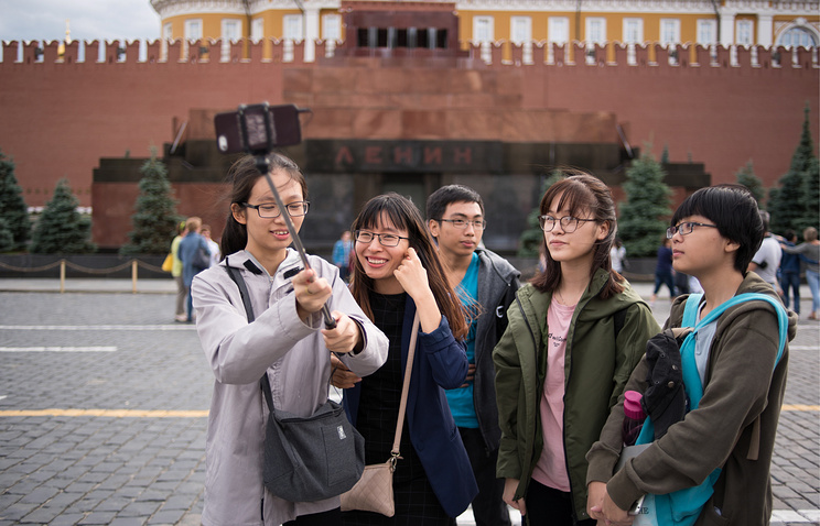 Туристы делают селфи рядом с Мавзолеем на Красной площади. Историю СССР хорошо знают почти все китайцы. Они часто спрашивают у гидов: "Когда лучше было жить, сейчас или в Советском союзе?"